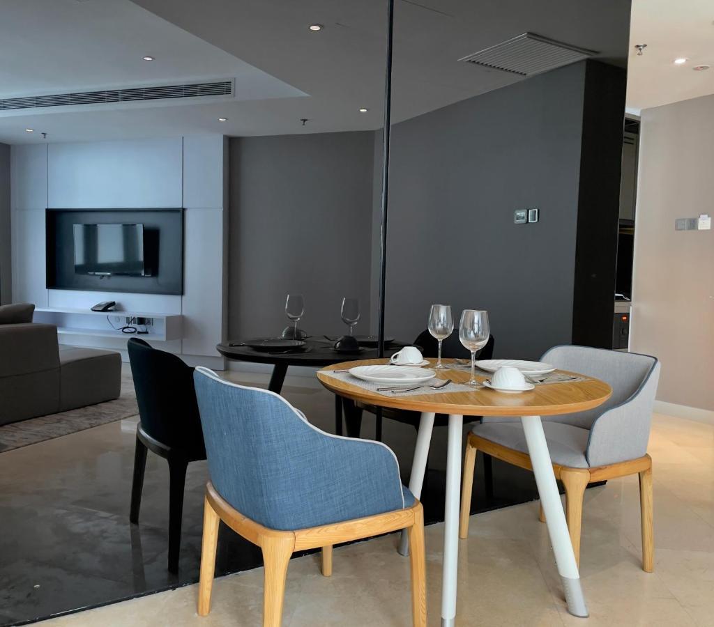 Fraser Place Puteri Harbour Nusajaya (Iskandar Puteri) Exterior foto A dining room in a condominium