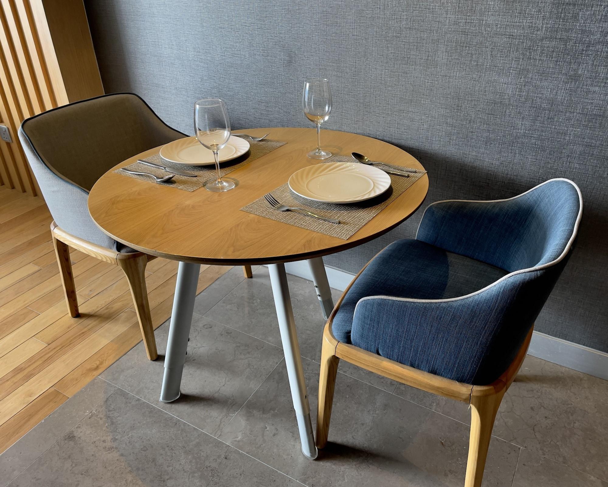 Fraser Place Puteri Harbour Nusajaya (Iskandar Puteri) Exterior foto A table and two chairs